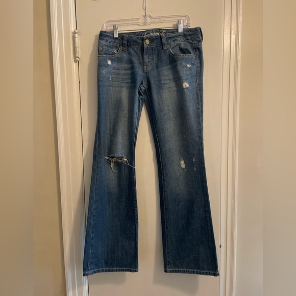 American Eagle Distressed Favorite Boyfriend Jean Medium Wash Size 6 - Picture 1 of 16